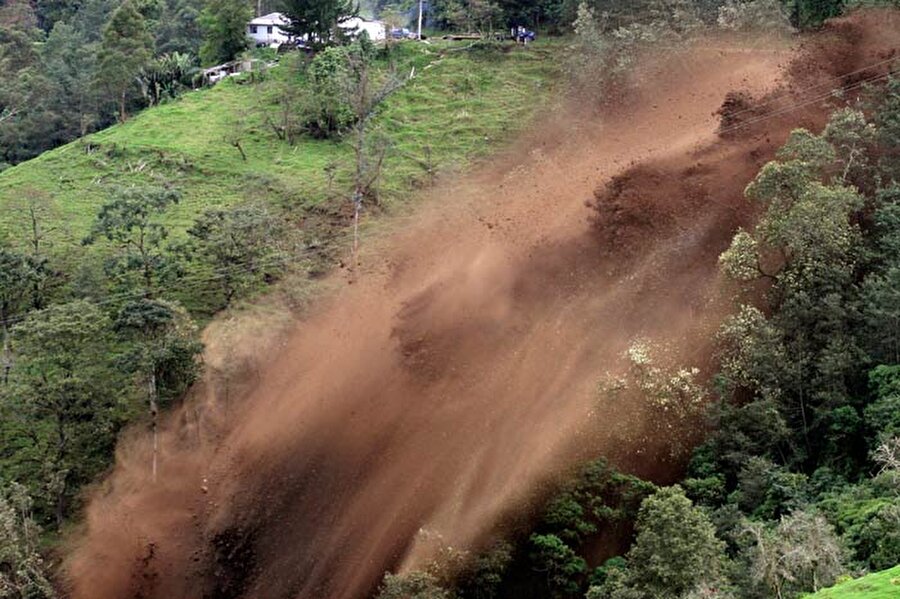 Toprak kayması

                                    
                                    1971'de toprak kaymalarını incelemek isteyen Japon bilim adamları, büyük bir yağmur fırtınası efekti yapmak için bir tepeyi yangın hortumlarıyla adam akıllı suladılar. Bu yüzden tepenin çökmesi sonucu meydana gelen heyelanda, dört bilim adamıyla 11 izleyici hayatını kaybetti.
                                
                                