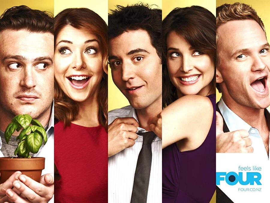 How I Met Your Mother
2030 yılındayız; Ted Mosby çocuklarına anneleri ile tanışmasının 'uzuuun' hikayesini anlatıyor ve bir anda 2005 yılının Amerikası'na geri dönerek, beş sıkı dostun 20'li yaşlardaki eğlenceli yaşamlarına konuk oluyoruz. Ted, 27 yaşında Manhattan'lı bir mimardır. Hukuk fakültesinde okuyan Marshall ise en iyi dostudur ve dokuz yıldır beraber olduğu sevgilisi Lily vardır. Dizi, zamanda gezinişiyle, karakterlerin günlük hayattan yansımaları ve kadın-erkek ilişkilerine bakış açısıyla, yakın dönemin en çok sevilen komedi sitcom yapımlarının başında geliyor.