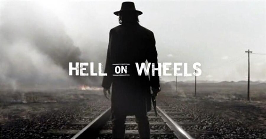 Hell On Wheels

                                    
                                    
                                    
                                    
                                    Sadece vahşi batıdan ibaret olmayan bir dönem dizisi. 1865'de Kuzey-Güney savaşından yeni çıkılmış. Ölen karısının intikamını almak için yollara düşen bir adam ve tüm kıtayı dolaşacak bir demiryolu inşaatı. Hell on Wheels bu inşaatta çalışan işçilerin, yöneticilerin ve onların ihtiyaçlarını karşılayan toplumun diğer kesiminden insanların oluşturduğu bir kasaba ama sıradan bir kasaba değil. Raylar ilerledikçe, inşaat sürdükçe kasaba da ilerliyor. İşte dizide bu fonda yaşananlara, iç savaşın açtığı yaralara, kölelikten kurtulmalarına rağmen esir muamelesi gören zencilerin hayatına tanık oluyoruz.
                                
                                
                                
                                
                                