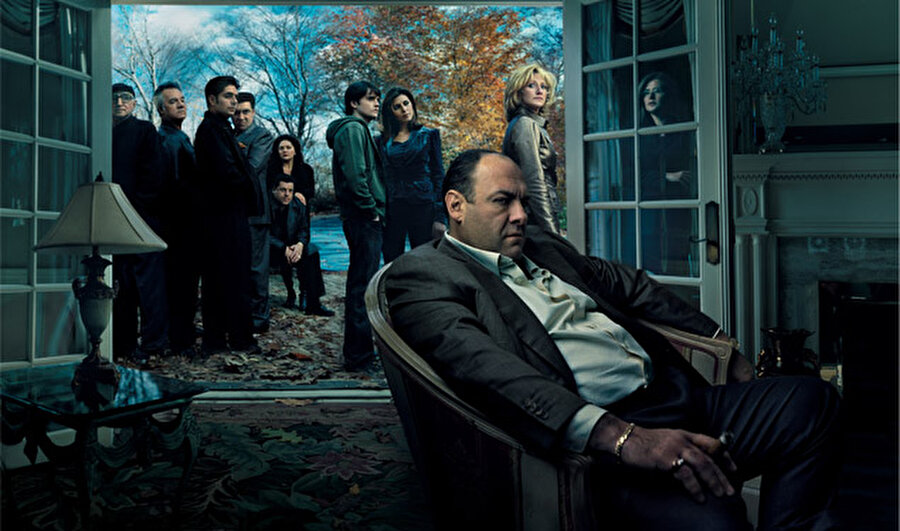 The Sopranos

                                    
                                    
                                    
                                    
                                    New Jersey'deki bir Amerikan-İtalyan mafya ailesinin babası olan Tony Soprano'nun ve Soprano Ailesi'nin diğer fertlerinin hayatlarından kesitler sunan dizi, toplamda 86 bölüm yayınlanmış, kazandığı ödüller ve aldığı olumlu eleştirilerle adını "gelmiş geçmiş en iyi diziler" arasına yazdırmıştır.
                                
                                
                                
                                
                                
