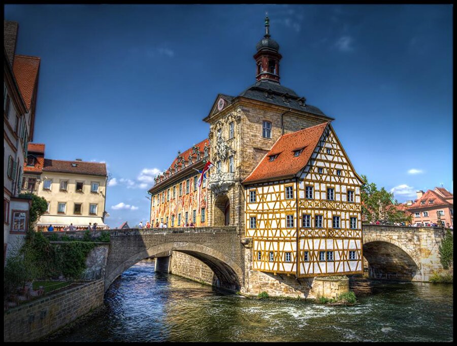 Şehrin önemli yapılarından biride küçük köprülerin üzerine kurulan eski belediye binası  Altes Rathaus.

                                    
                                    
                                    
                                
                                
                                