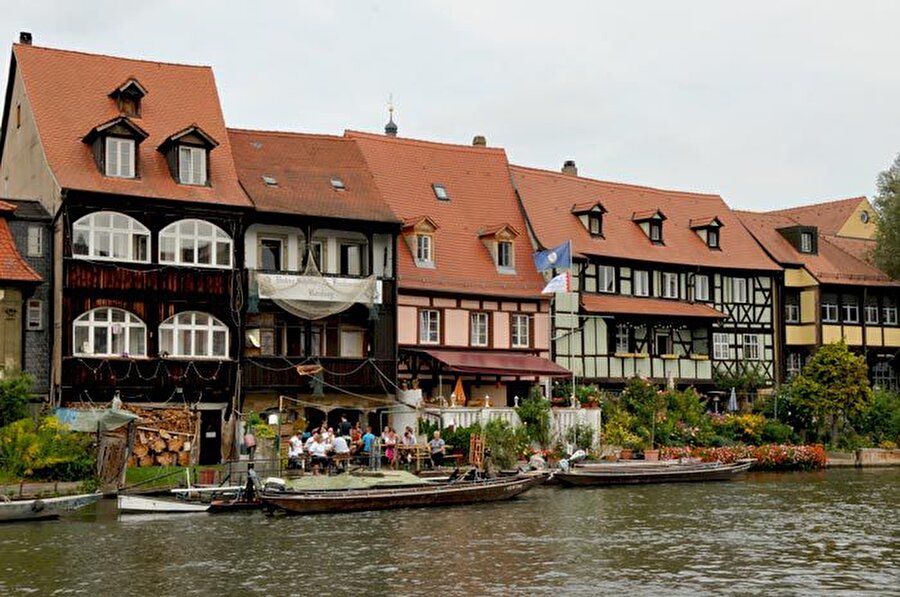 Almanlar kendi aralarında Bamberg'e, Küçük Venedik demektedir. 

                                    
                                    
                                    
                                
                                
                                