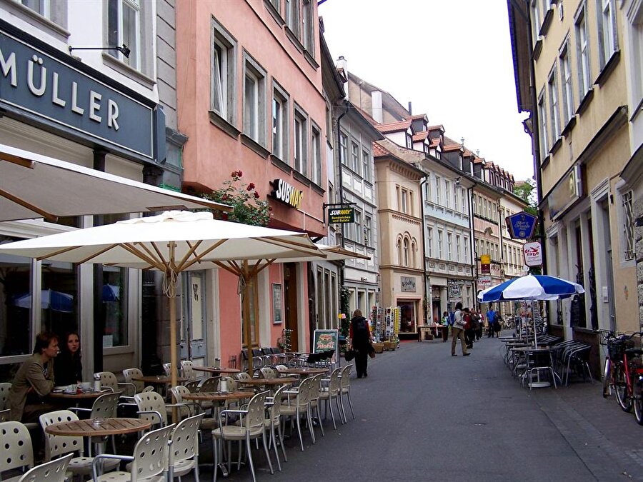 Ayrıca şehirde küçük kafe ve restoranlar oldukça fazla.

                                    
                                    
                                    
                                
                                
                                