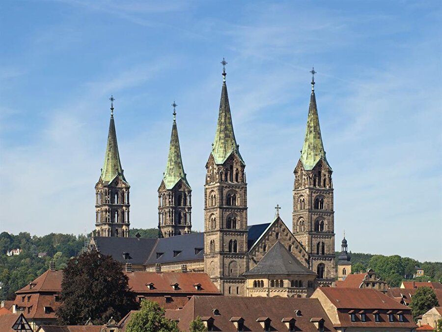 Dom Katedrali ise İmparator II. Heinrich tarafından yaptırılmış bin yıllık bir yapı. 

                                    
                                    
                                    
                                
                                
                                