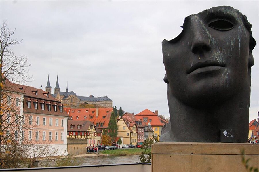 Şehrin her yerinde büstler ve heykeller bulunmakta, bu durumda şehrin sanatsal yapısını gözler önüne seriyor.

                                    
                                    
                                    
                                
                                
                                