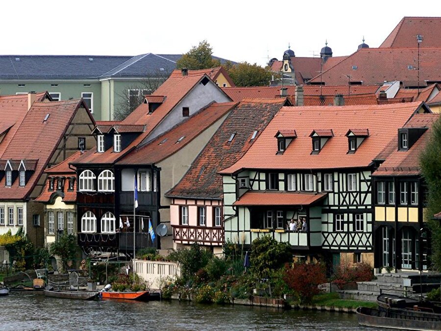Bamberg'e nehir yoluyla da ulaşım sağlayabilirsiniz. Nehrin, şehri güzelleştirdiği de açık bir şekilde ortada. 

                                    
                                    
                                    
                                
                                
                                