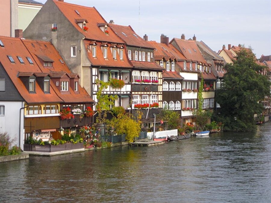 Regnitz Nehri ve Main-Danube Canal'ı şehri adeta üçe bölüyor. 

                                    
                                    
                                    
                                
                                
                                