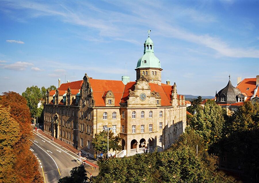 Bunda çok iyi korunmasının payı büyük. Bamberg'in Orta Çağ yapısının bu denli bozulmama nedeni de bu sebeptendir.

                                    
                                    
                                    
                                
                                
                                