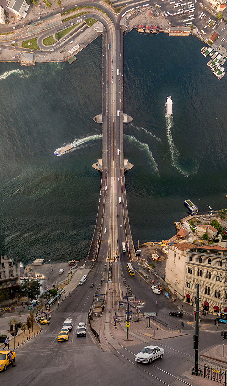 Sanatçı, drone ile yüksek yerlerden İstanbul'un en güzel ve tarihi yerlerini fotoğraflamış.

                                    Karaköy-Galata Köprüsü-Eminönü
                                