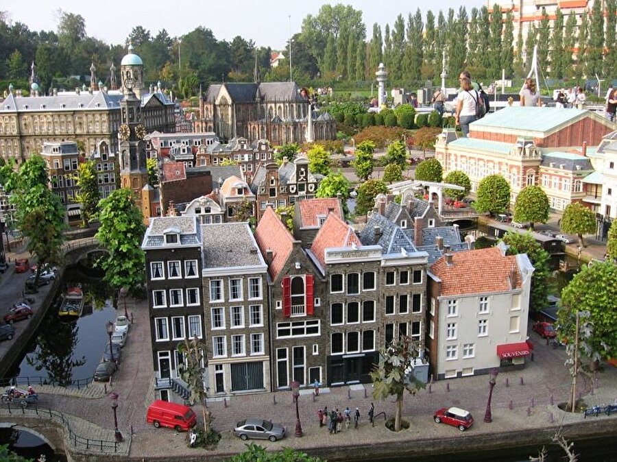 Amsterdam’ın kanal binaları, Utrecht’teki Dom kulesi, Lahey’deki Altın Faytonuyla Binnenhof ve Delta işlerinin bir kısmı.

                                    
                                    
                                
                                