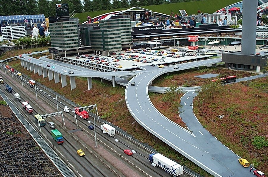 Hollanda'da meşhur olan herşey küçültülmüş bir şekilde Madurodam'da yer alıyor. 

                                    
                                    
                                
                                