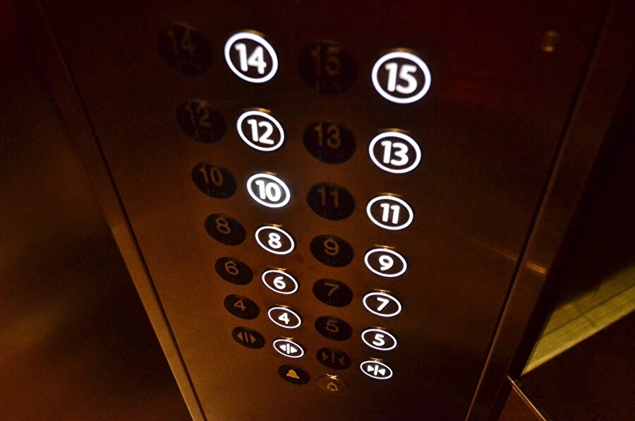Birisi sizi sinir etmek için asansörün bütün düğmelerine bastığında, iki sefer düğmelere basın. Bazı asansörlerin düğmeleri kapanıyor o zaman.

                                    
                                