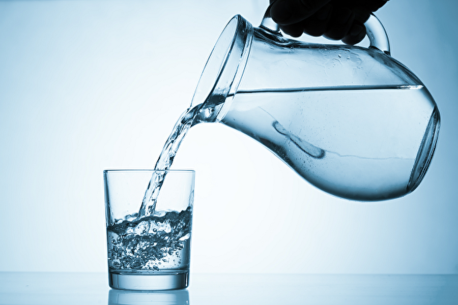 Bir bardağa su ve tuz koyun. Bu tuzlu suyu hafifçe burnunuza çekin, bırakın. Tuzlu su burundaki damarları rahatlatacaktır. Bu işlem sonunda burnunuz açılacaktır.

                                    
                                