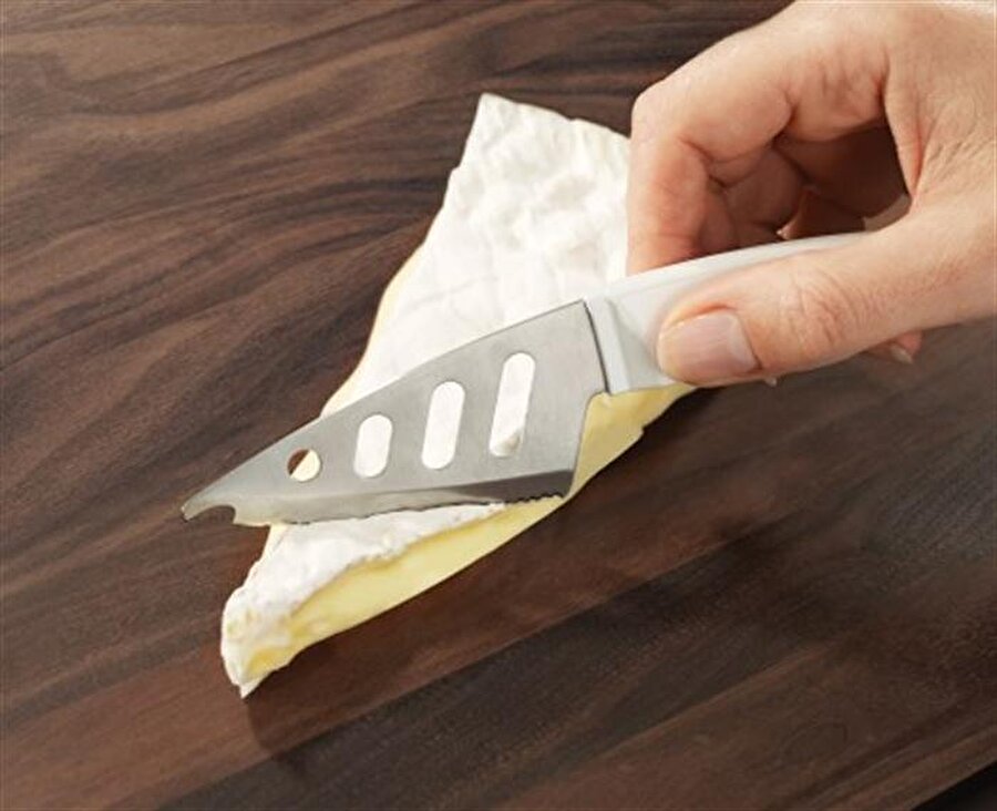 Peynir keserken peynirin parçalanmasını ve bıçakta iz kalmasını istemiyorsanız, peynir kesmeden önce bıçağı suya tutmanız yeterli olacaktır. 

                                    
                                