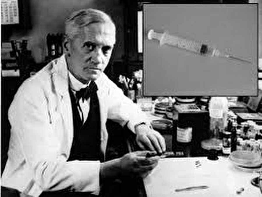 
                                    
                                    Gelelim çoğumuzun bildiği bazılarımızın kaçırdığı büyük icat; penicilin. Sir Alexander Fleming, bakteri ürettiği bir kapta ortaya çıkan bir küfün etrafındaki tüm bakterileri öldürdüğünü fark etti. Küf üzerinde çalışmalarını devam ettiren Fleming buradan hastalıkları büyük ölçüde yok eden bir antibiyotik olan Penicilin iğnesini keşfetti.
                                
                                