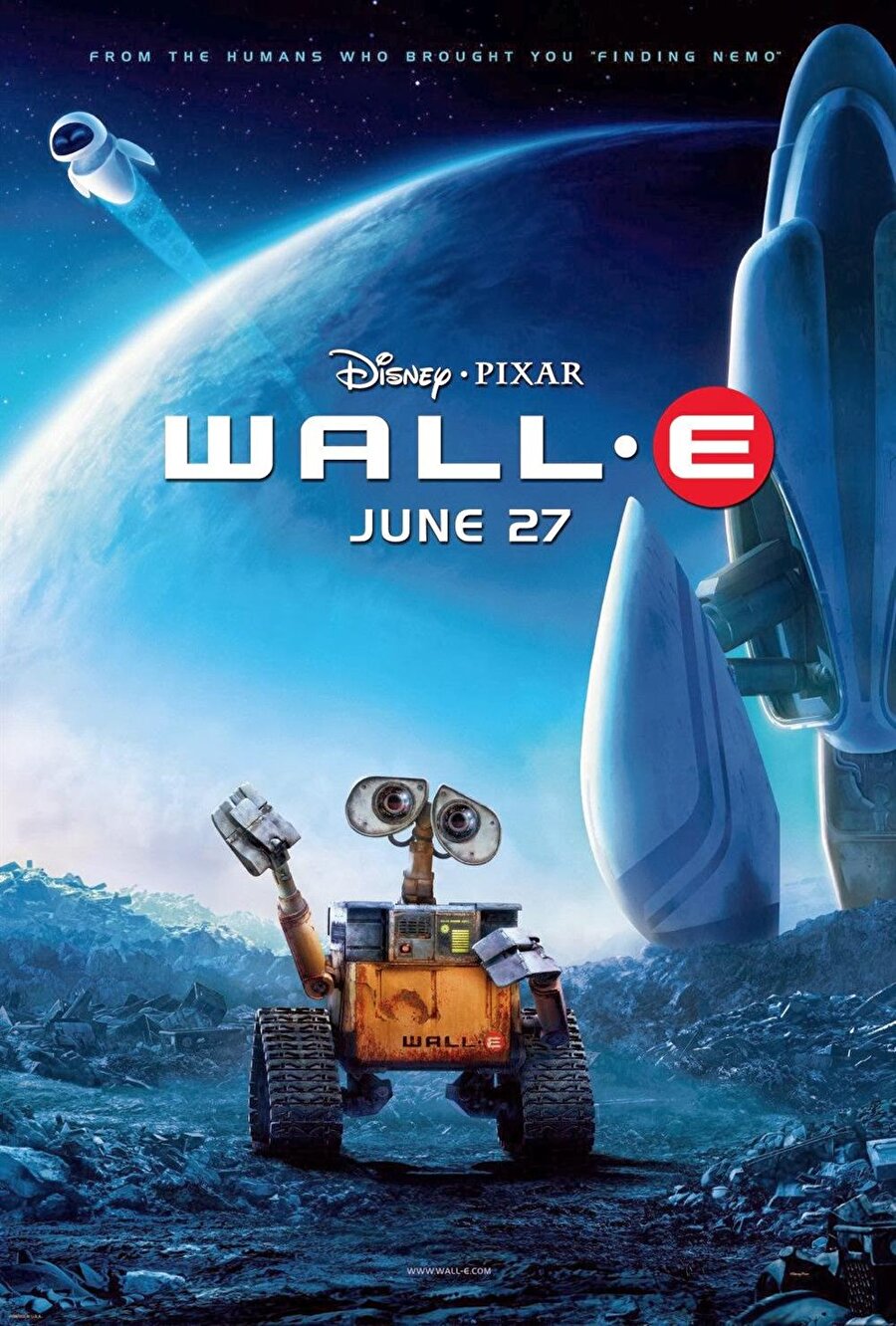 Vol.i/Wall E
Günümüzden çok uzak bir gelecekte geçen filmde, insanoğlu aşırı kirlenme sebebiyle Dünya'yı terk edip başka bir gezegende yaşamaya başlamıştır. Çöplerle çevrili dünyayı temizleme görevi sevimli bir robota, Vol.i'ye verilir. İnsanoğlunun bıraktığı çöplerden kendine yeni bir dünya yaratan yalnız Vol.i'nin yalnızlığı, başka bir robot olan Eve'nın gelmesiyle son bulur. İki sevimli robotun arasında filizlenen dokunaklı ilişki türlü zorluklara rağmen direnmeye ve ayakta kalmaya çalışır. Film tüketim çılgınlığına ve insan türünün kendi yaşadığı doğal çevreye verdiği zararlara dair önemli yorumlar yaparken geleceğin insanlığını teknolojinin esiri olmuş, tembellikten tükenmiş bir profilde çizer. Pixar stüdyolarından çıkan Oscar ödüllü Vol.i sinema tarihinin en önemli animasyonlarından biri olmanın yanısıra önemli bir bilimkurgu filmi olarak kabul ediliyor.