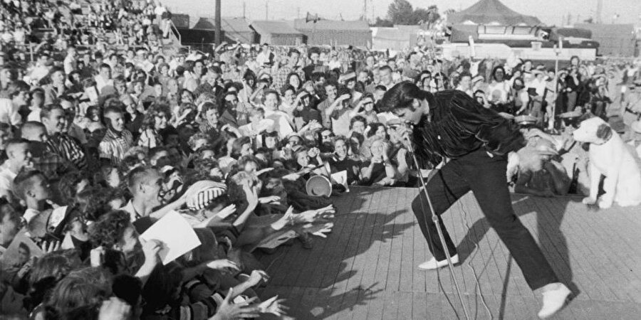 Elvis, 1970 yılında bomba gibi bir dönüş yaptı. Milyonlarca albümü satılan Elvis, bir çok filmde rol aldı. Ancak Priscilla, bu durumdan sıkılmaya başlamıştı. 

                                    
                                    
                                    
                                    
                                    
                                
                                
                                
                                
                                