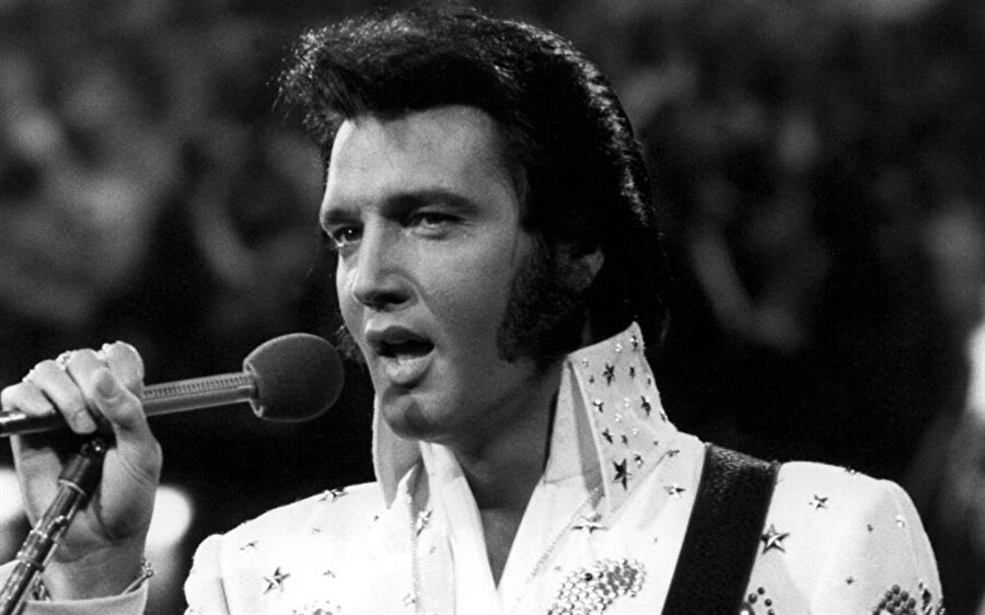 Elvis, saygı göstererek Priscilla'yı yanında tutmuş, büyük bir aşkla Priscilla'ya bağlanmıştı. Ancak hayatının aşkı Elvis'in elinden kayıp gitmişti. Şöhret ve para Priscilla için yeterli olmamıştı. Elvis, onu sevse de bu Priscilla'ya yetmemişti. 

                                    
                                    
                                
                                