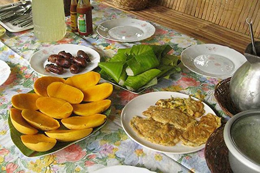 Filipinler

                                    
                                    
                                    
                                    Filipinler'de mango, longganisa diye bilinen ufak sosisler, pirinç topları ve fasulye eşliğinde kahvaltı yapılıyor.
                                
                                
                                
                                