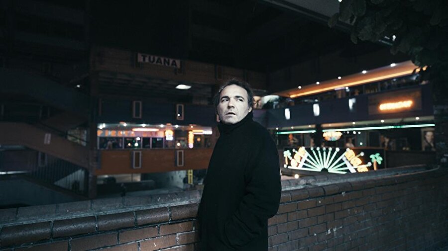 Yeraltı (2012)

                                    
                                    
                                    
                                    "Ben neden böyleyim acaba? Değerli olanın farkına vardıkça neden bataklığıma daha çok gömülüyorum?"
                                
                                
                                
                                