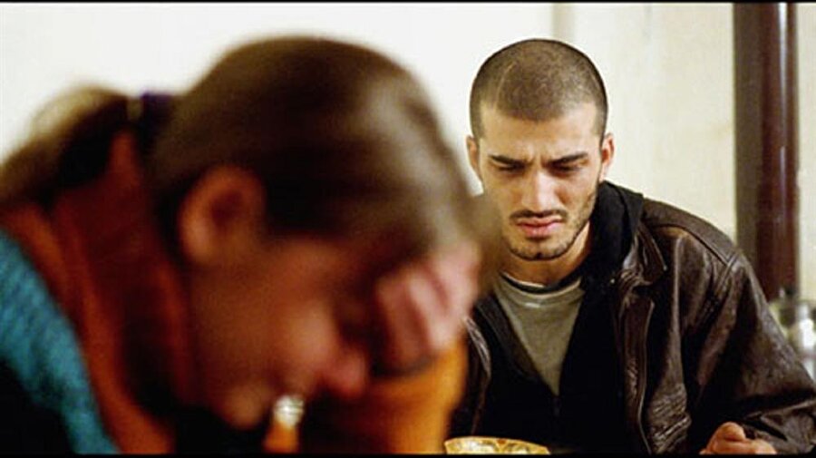 Kader (2006)

                                    
                                    
                                    
                                    “Bekir, bu kapı ahiret kapısı, burası sırat köprüsü, bu sefer de geçersen bi daha geri dönemezsin.” “İyi düşün” dedim. Düşündüm, düşündüm, ama olmadı, dönemedim. Sonra “Bak oğlum” dedim kendi kendime. “Yolu yok, çekeceksin, isyan etmenin faydası yok, kaderin böyle. Yol belli, eğ başını, uslu uslu yürü şimdi.”
                                
                                
                                
                                