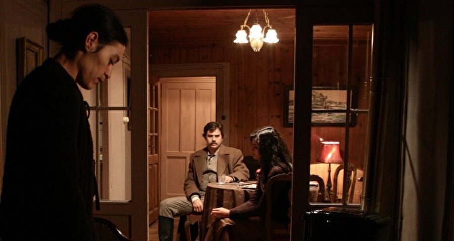 Kıskanmak (2009)

                                    
                                    
                                    
                                    “Yaşadığım bütün o saçma yıllar boyunca her gün gelişip büyüyen belki de beni var eden his bu olmuştu, kıskançlığın ateşi sonunda bütün benliğimi almış tamamıyla sarmıştı. Ve artık bunun hep bu şekilde son nefesime kadar süreceğini çok iyi biliyordum. Ancak ağabeyim benden evvel ölürse, benden evvel kara toprağa verilirse belki biraz sükûn bulacaktım. Bu çöl kadar kuru ve sessiz hayatımda artık toprak olmuş bir ölüyü pek kıskanmayacaktım!”
                                
                                
                                
                                