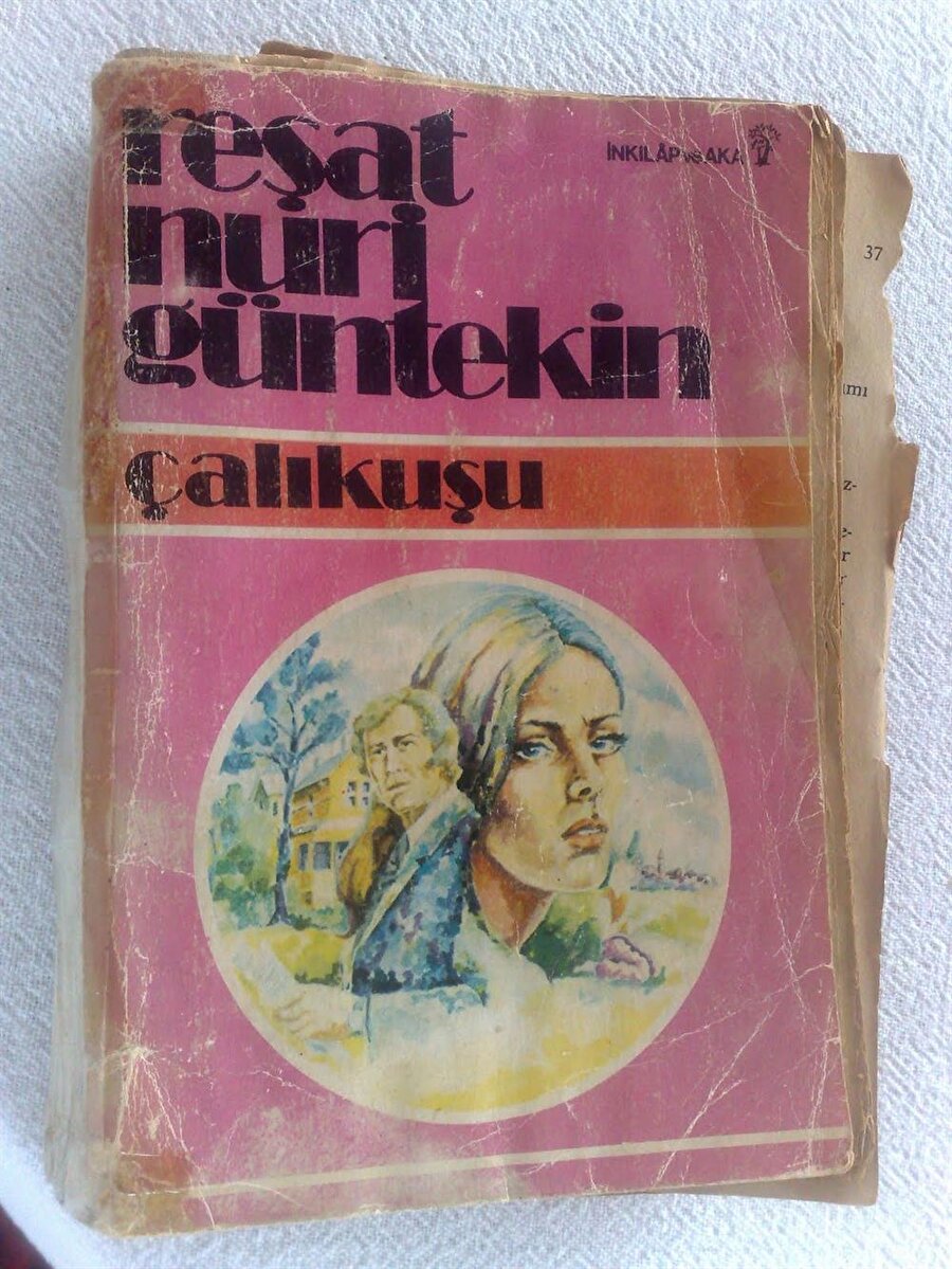 Çalıkuşu
Türk edebiyatının en başarılı isimlerinden biri olan Reşat Nuri Güntekin'in 1922 yılında yayınladığı eseri Çalıkuşu, halen en çok okunan eserler arasında yerini alıyor. Eserde 1908 ile 1918 yılında Anadolu'da yaşananlar kitabın ana karakteri Feride'nin hatıra defteriyle anlatılmakta. Kitap yayınlandıktan sonra Güntekin'in gerçek bir olaydan etkilenerek bu hikayeyi kaleme aldığı ileri sürülmüş. Türk edebiyatının en önemli eserlerinden biri olan Çalıkuşu'nun filmleri ve dizileri de çekilmiştir.