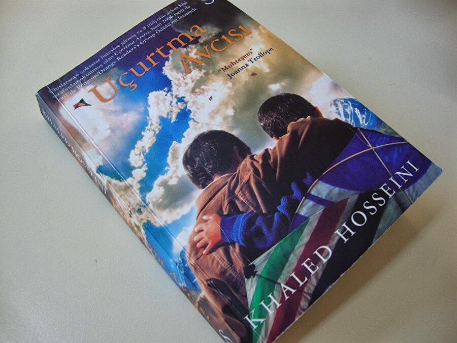 Uçurtma avcısı
Uçurtma Avcısı, Afganistan kökenli Amerikalı Halit Hüseyni'nin ilk kitabıdır. 2003 yılında yazılan eser New York Times'ın en çok satanlar listesinde bir numaraya kadar yükseldi. Romanda bir Peştu'nun hayatta kalma mücadelesini anlatıyor. 