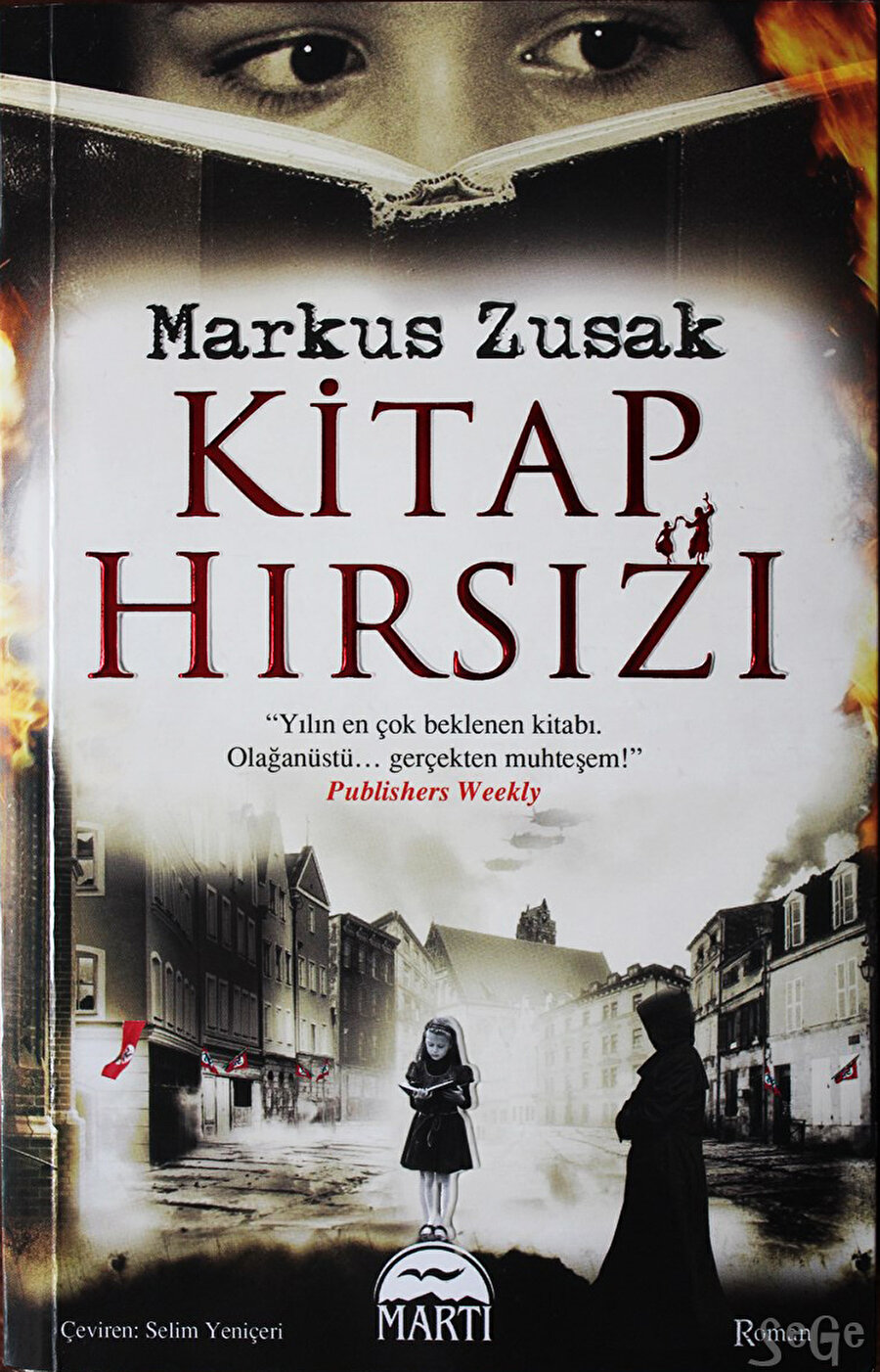 Kitap Hırsızı
Avustralyalı yazar Markus Zusak'ın en bilinen eseridir. Romanda, Nazi Almanya'sında küçük bir kızın yaşadıkları anlatılmıştır. 2005 yılında yayınlanan eser, 230 hafta boyunca New York Times En Çok Satanlar listesinde yer almıştır.