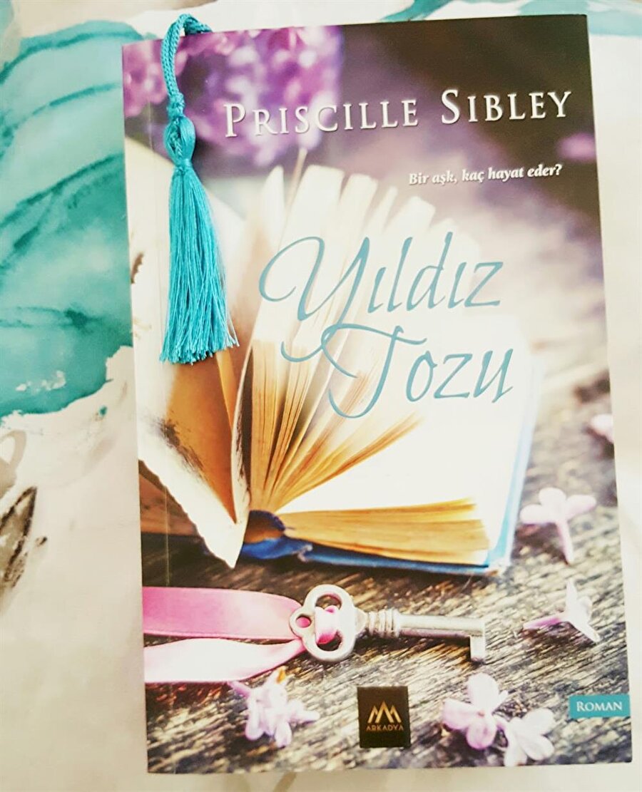 Yıldız Tozu
Priscille Sibley'in kaleme aldığı ilk kitap olan Yıldız Tozu, özellikle anneleri derinden etkileyecek. Romanda en sevdiği kadını kaybeden bir adamın, vereceği hayati karar ve mücadelesi duygusal bir dille anlatılmış.
