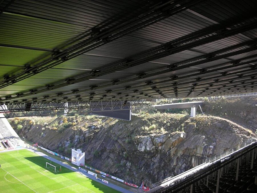 Estadio Municipal de Braga

                                    
                                    Portekiz'in köklü ekiplerinden Braga'nın maçlarını oynadığı Estadio Municipal de Braga Stadyumu, kayalıkların oyulması sonucu inşa edildi. Stadın kale arkalarında dev kayalıklar bulunuyor. UEFA'nın 'Sanat eseri' olarak adlandırdığı 30 bin kişi kapasiteli stat, 2003 yılında açıldı. 'Maden ocağı' lakaplı stat 2004 Avrupa Şampiyonası'nda da Bulgaristan-Danimarka ve Hollanda-Letonya maçlarına ev sahipliği yaptı.
                                
                                