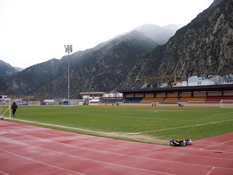 Estadi Comunal d'Andorra 

                                    
                                    Andora'nın Aixovall şehrinde bulunan stat 1800 kişi kapasitelidir. Ülkenin en büyük stadı olan Estadi Comunal d'Andorra'da Penya Encarnada d'Andorra, FC Ranger's, FC Lusitanos ekipleri maçlarını oynuyor. Ayrıca, Andorra Futbol Milli Takımı da bu ilginç statta iç saha maçlarını oynuyor.
                                
                                