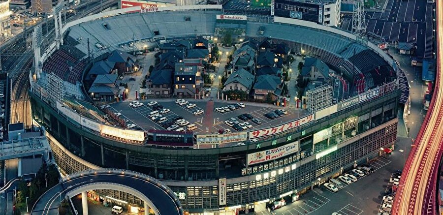 Osaka Stadı

                                    
                                    32 bin kapasiteli Osaka Stadı, 1950 yılında inşa edildi. Beyzbol maçlarının oynandığı stat, 1988 yılında başka bir yere taşınınca, yetkililer ilginç bir uygulamaya gitti. Stat tribünleri korundu ancak sahanın bulunduğu alana evler inşa edildi. Böylelikle stat mahalleye dönüştürülmüş oldu.
                                
                                