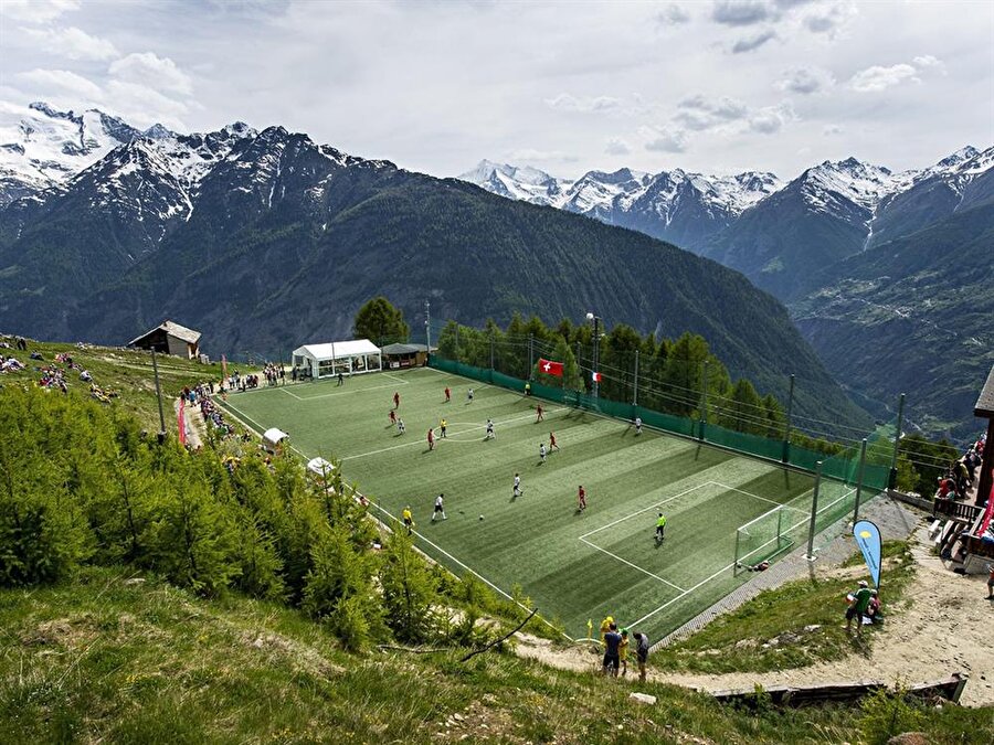 Ottmar Hitzfeld Stadyumu

                                    
                                    Almanya Milli Takımının eski oyuncularından Ottmar Hitzfeld'in adını taşıyan stat, İsviçre'nin Gspon köyünde bulunmaktadır. Avrupa'nın en yüksekte bulunan futbol sahası olma özelliğini gösteren stat, deniz seviyesinden 2000 metre yüksektedir. 2008-2014 yılları arasında İsviçre Milli Takımı'nın başında bulunan Hitzfeld, Gspon Stadı'na kendi isminin verilmesi hakkında ise daha önce “Bu benim için büyük bir onur” yorumunu yapmıştı.
                                
                                