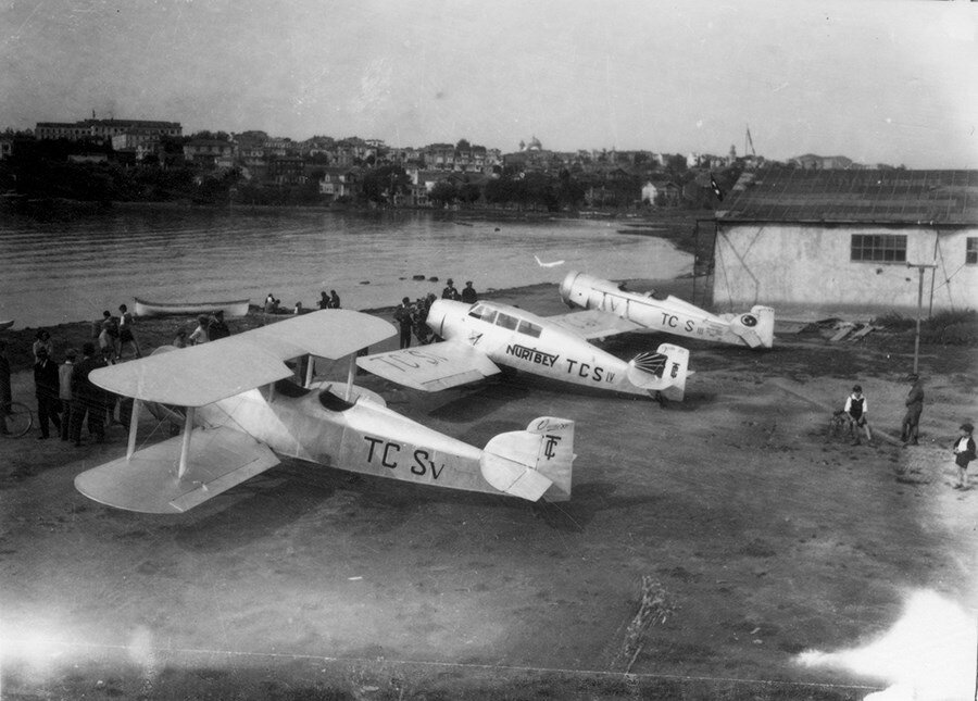 
                                    Yunanlılar'dan ele geçen uçak motorlarından yararlanarak ilk Türk uçağını imal eden Vecihi Hürkuş, 28 Ocak 1925'de "VECİHİ K-VI"adını verdiği uçağını uçurdu. Hürkuş'un uçuşuna izin verecek kurum olmadığı için Hürkuş, takdir yerine ceza aldı. Kadıköy'de bir keresteci dükkanı kiralayarak 1930′da "VECİHİ K-XIV"adlı ilk Türk sivil uçağını imal etti. Ancak yine sertifika verilmedi. Tüm uçağı parçalarına ayırdı. Ankara'dan trenle Prag'a götürdü tekrar birleştirdi. Uçak Çekoslovakya'da uçuş izni aldı. Yurda döndüğünde ikinci uçağı'da uçuştan men edildi.
                                