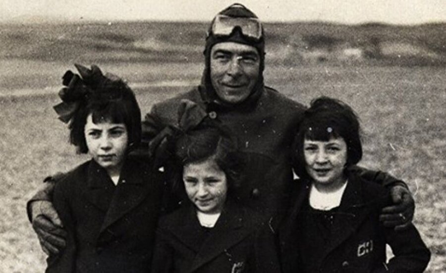 
                                    Vecihi Hürkuş,1932 yılında Türk Sivil Havacılık Okulu'nu açtı ve burada “ilk Türk kadın pilotla” beraber 12 pilot yetiştirdi. Uçaklarla Tekel İdaresi ve İş Bankası'nın reklamlarını yaptı.
                                