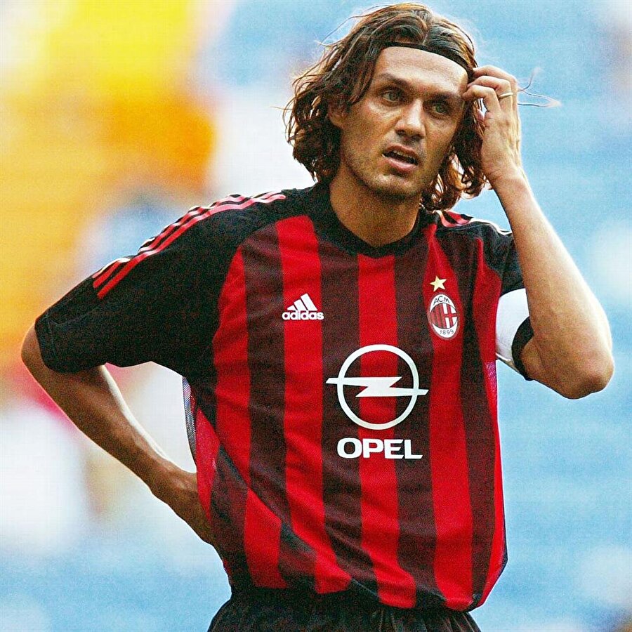 Milan - Paola Maldini

                                    Kariyeri boyunca yalnızca Milan forması giyen Maldini, 1984'ten 2009'a kadar 877 maçta forma giydi. 126 kez de İtalya Milli Takımı forması giyen Maldini, bu alanda da rekoru elinde bulunduruyor.
                                