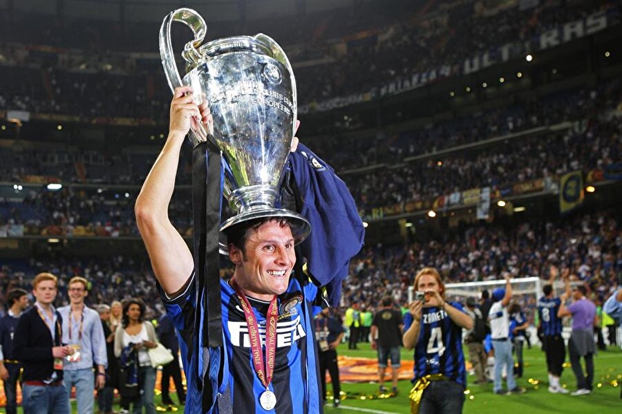 Inter - Javier Zanetti

                                    1995 yılında transfer olduğu Inter'de 615 maça çıkan Zanetti, 2014'te kariyerini noktaladı. Arjantinlinin futbolu bırakmasından sonra Inter'de 4 numaralı forma emekliye ayrıldı. Zanetti şimdilerde, çok sevdiği kulübünde 2. başkanlık görevini sürdürüyor.
                                