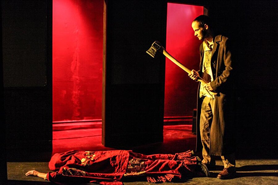 Tefeci kadını öldürdü
Paranın anlamsızlığına inanan Raskolnikov, bu nedenle yaşlı bir tefeci kadın ile görgü tanığı olan kadının kız kardeşini öldürür. 