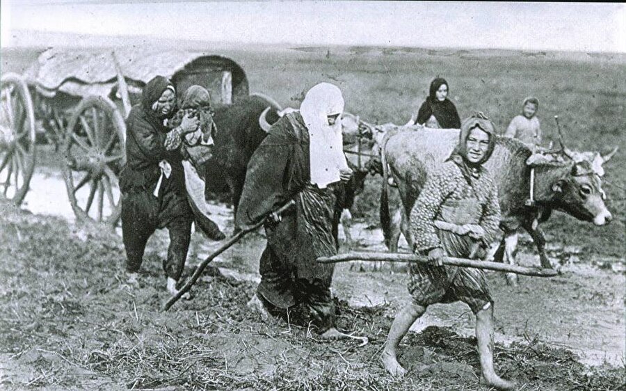 Bu vatan kolay kurulmadı 
"Zannetme ki ecdadın asırlarca uyudu, nereden bulacaktın o zaman eldeki yurdu!"