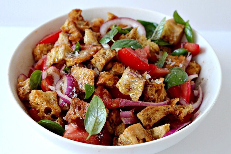 Panzanella

                                    
	200 gr bayat ekmek
	
	1 yemek kaşığı üzüm sirkesi
	
	4 yemek kaşığı zeytinyağı
	
	1 tatlı kaşığı limon suyu
	
	1 soğan
	
	1 salatalık
	
	2 domates
	
	Siyah ve yeşil zeytin
	
	Fesleğen
	
	Tuz, karabiber
	
	
	
	
	İtalyan usulü köy salatası Panzanella, akşam yemekleri için iyi bir alternatif. Su dolu bir kaba, 1 tatlı kaşığı sirke ekleyip bayat ekmekleri içine atın. Ekmekler yumuşayana kadar suda bekletin. Diğer malzemeleri ise küp küp doğrayın. Yumuşayan ekmeklerle, doğranan malzemeler karıştırılıp, üzerine yağ, limon ve sirke eklenip servis edilir. 


                                