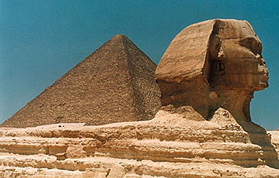 Mısır piramitleri kimin adına yapıldıysa, onun bulunduğu odaya, doğduğu ve tahta çıktığı günler olmak üzere yılda iki defa güneş girmektedir. 

                                    
                                    
                                    
                                
                                
                                