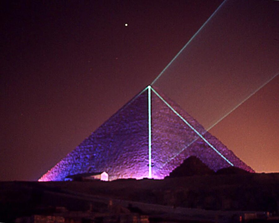 Keops Piramidinin yüksekliğinin bir milyara çarpımı yaklaşık olarak dünya ile güneş arasındaki mesafeyi vermektedir.

                                    
                                    
                                    
                                
                                
                                