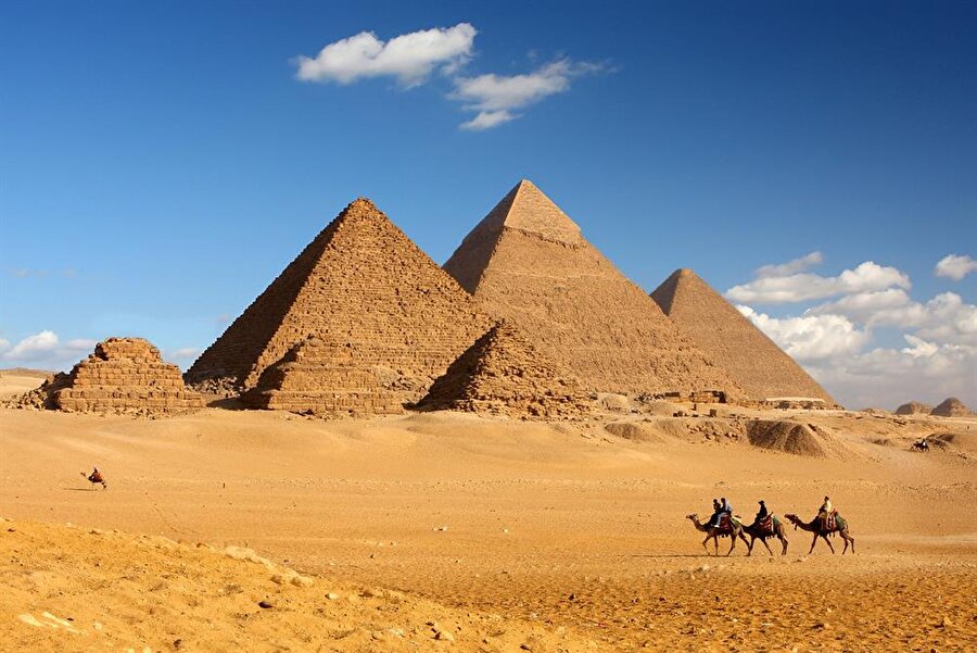 Piramitin içine bırakılmış su beş hafta süreyle bekletildikten sonra yüz losyonu olarak kullanılır.

                                    
                                    
                                    
                                
                                
                                