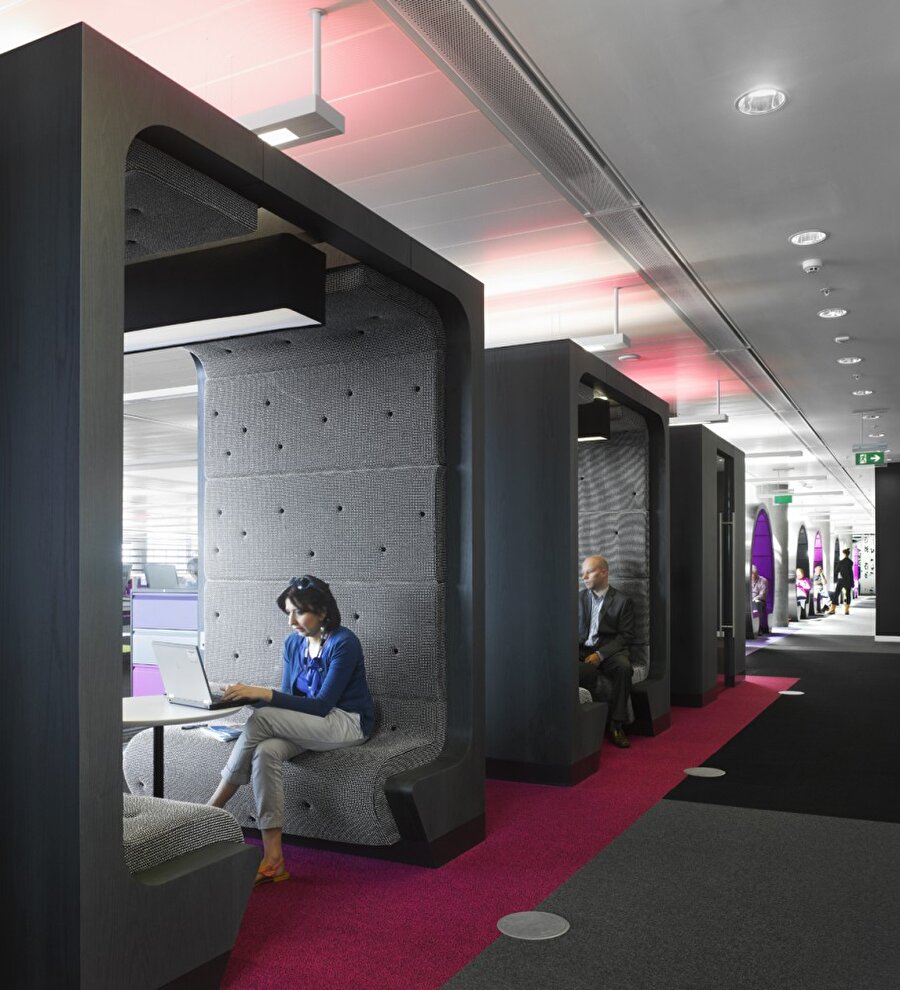 Yastıklı duvarlarla çevrili ofis

                                    BBC'nin kuzey ofisi de haber yapan gazetecilerin daha rahat çalışması için tasarlanmış.
                                