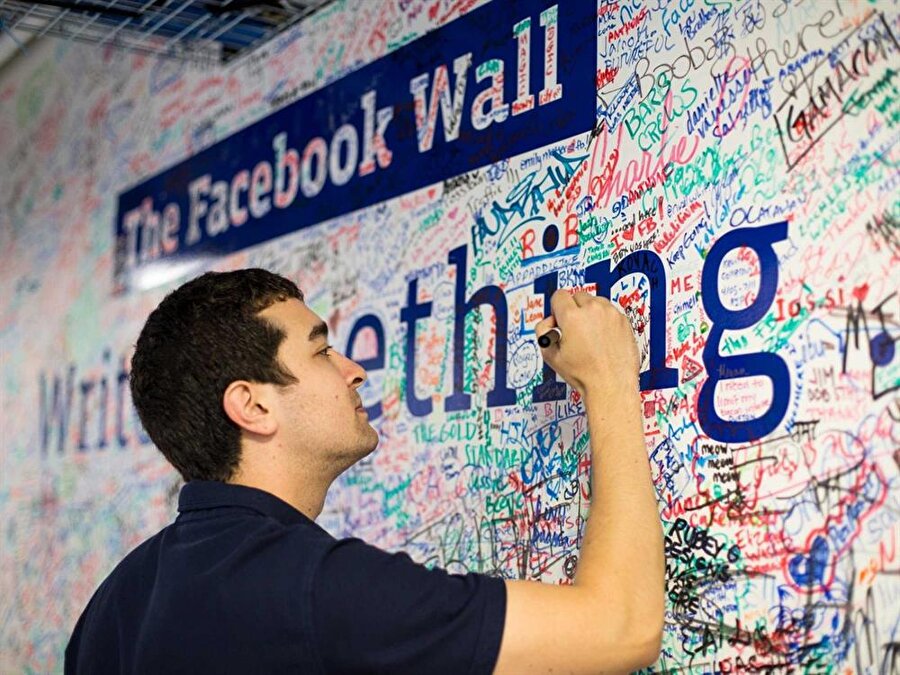 Sanal değil gerçek Facebook duvarı

                                    Dünyanın en çok tercih edilen sosyal paylaşım sitelerinden biri olan Facebook'un da tasarımı son derece özel. Şirket içinde, herkesin üzerine kalemle yazı yazabileceği bir duvar bulunuyor.
                                
