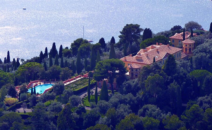 Villa Leopolda

                                    
                                    
                                    Villa Leopolda, Fransız Rivierası yani Fransa'nın Akdeniz kıyısının bir bölümünde yer almaktadır. Belçika Kralı 2. Leopold'un yaptırdığı bina 1931 yılında tamamlandı. Binada daha önce Gianni-Marella Agnelli ve Izaak-Dorothy J. Killam çiftleri yaşadı. 1987'de ise Edmond Safra evi satın aldı. 1999'da Edmond Safra'nın vefatının ardından ev eşi Lily Safra'ya miras kaldı. İçinde bir helikopter pistinin bulunduğu bina 750.000.000 dolar değerinde.
                                
                                
                                
