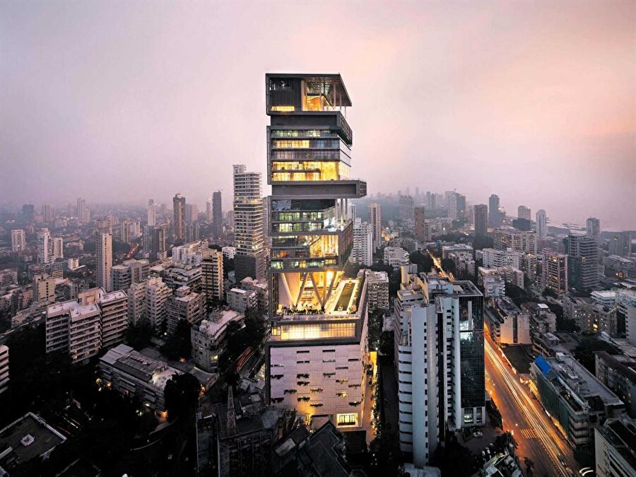 Antilia

                                    
                                    Antilia, petrokimya firması Reliance Industries'nın yönetim kurulu başkanı, Asya'nın en zengini olan Mukesh Ambani'nin yaptırdığı evdir. 2010 yılının sonunda tamamlanan bina Hindistan'ın Maharaştra eyaletinin başkenti olan Mumbai'de bulunuyor. 173 metre yüksekliğindeki bina 27 katlıdır. İçerisinde özel bir kliniğin bulunduğu binada, 6 kat Ambani'nin araba koleksiyonu için ayrılmış. Ambani ve ailesinin yaşadığı dev binada 600 kişi çalışıyor. Evin değeri dudak uçuklatıyor. Ambani Ailesi'nin yaşadığı yerin 2016 yılı piyasa değeri tam 1.000.000.000 dolar. 
                                
                                