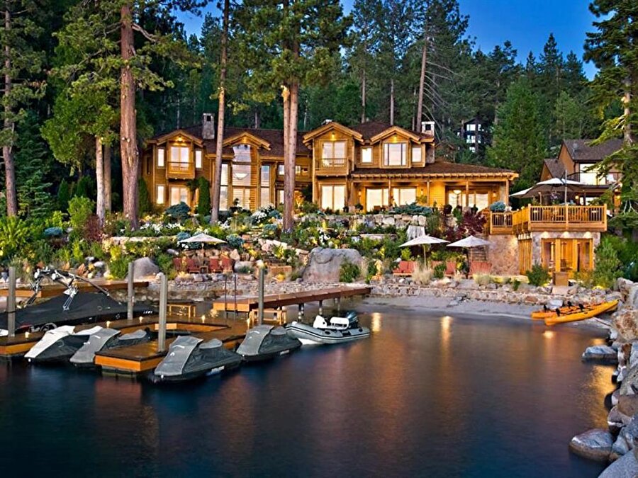 Ellison Estate

                                    
                                    
                                    Dünyanın en zengin 15. kişisi olan Lawrence Joseph Ellison'un sahip olduğu ev, California'da bulunuyor. 10 binadan oluşan evi, yapay bir göl çevreliyor. Genellikle ahşap malzemelerin kullanıldığı yapının değeri 200.000.000 dolar.
                                
                                
                                