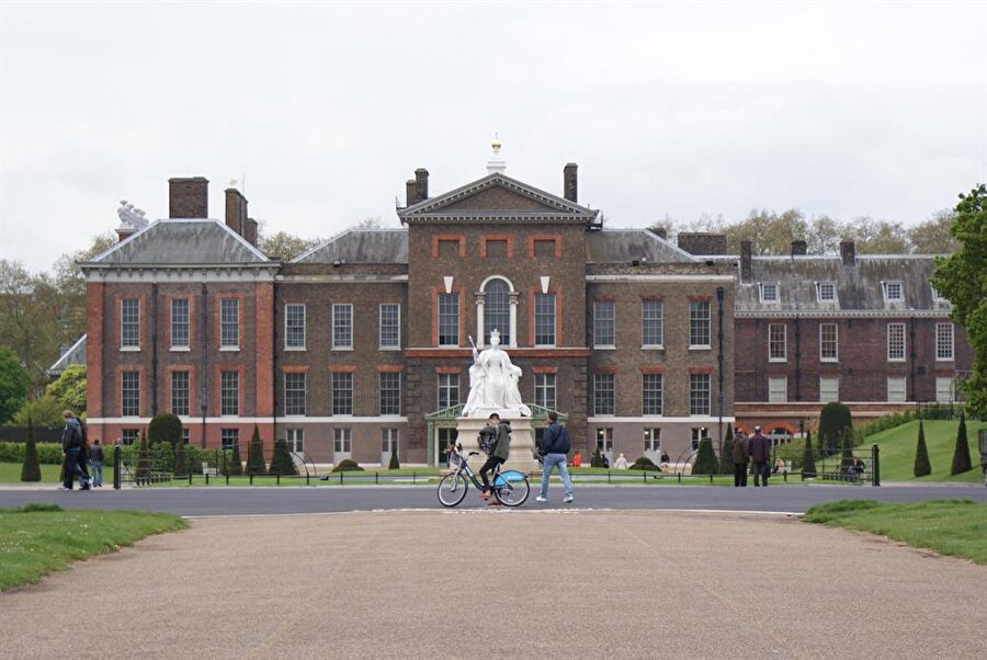 Kensington Palace 

                                    
                                    
                                    Kraliyet ailesine ait Kensington Palace, 1605 yılında inşa edildi. Londra'da bulunan sarayda Prens William ve Kate Middleton yaşıyor. Kraliçe Victoria'nın doğup büyüdüğü bu saraya, Prens William'ın merhum annesi Lady Diana, Prens Charles'tan ayrıldıktan sonra taşınmıştı. Sarayın içinde 12 yatak odası, bir Türk Hamamı, yüzme havuzu ve 20 araçlık bir otopark bulunuyor. ABD Başkanı Barack Obama ve First Lady Michelle Obama'nın Prens George ile tanıştığı sarayın değeri ise 222.000.000 dolar.
                                
                                
                                